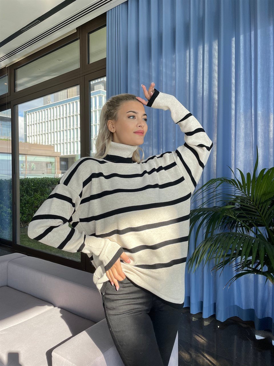 Oversize Çizgili Siyah Triko Kazak