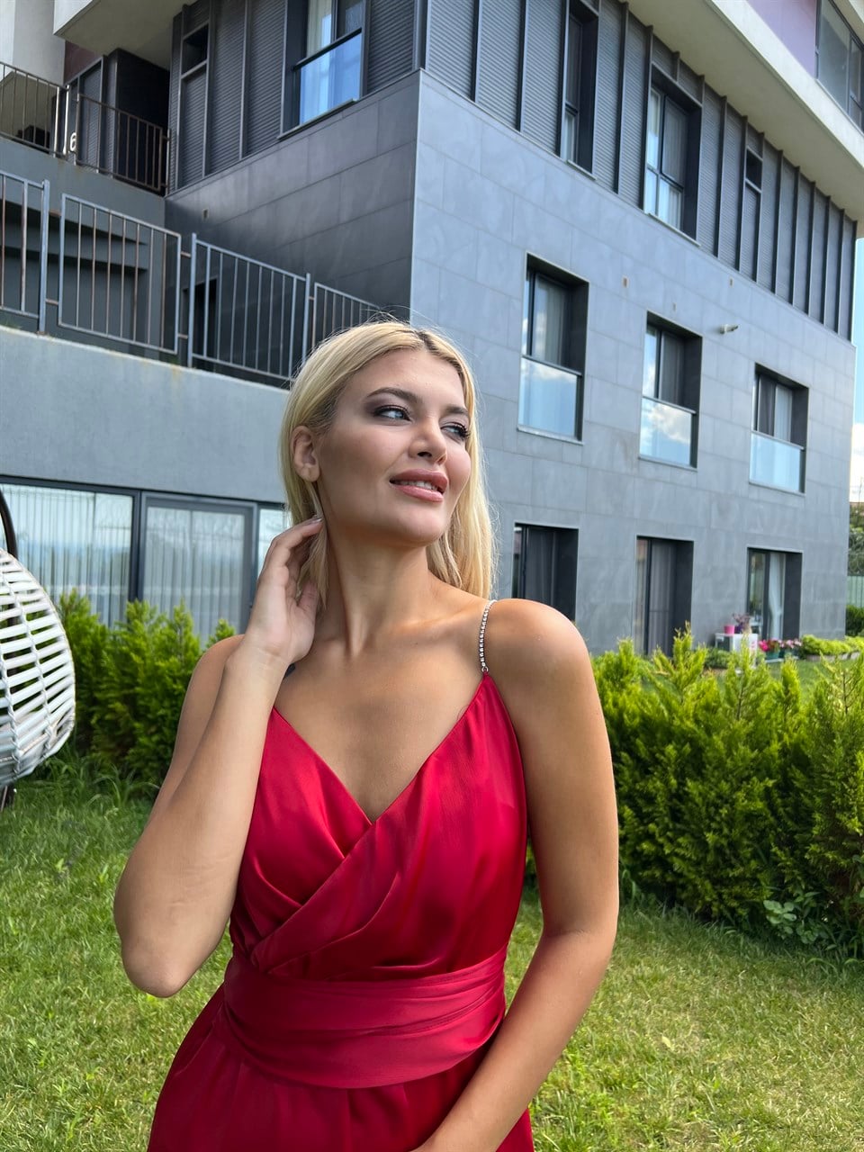 Pelly Taş Askılı Kırmızı Saten Elbise