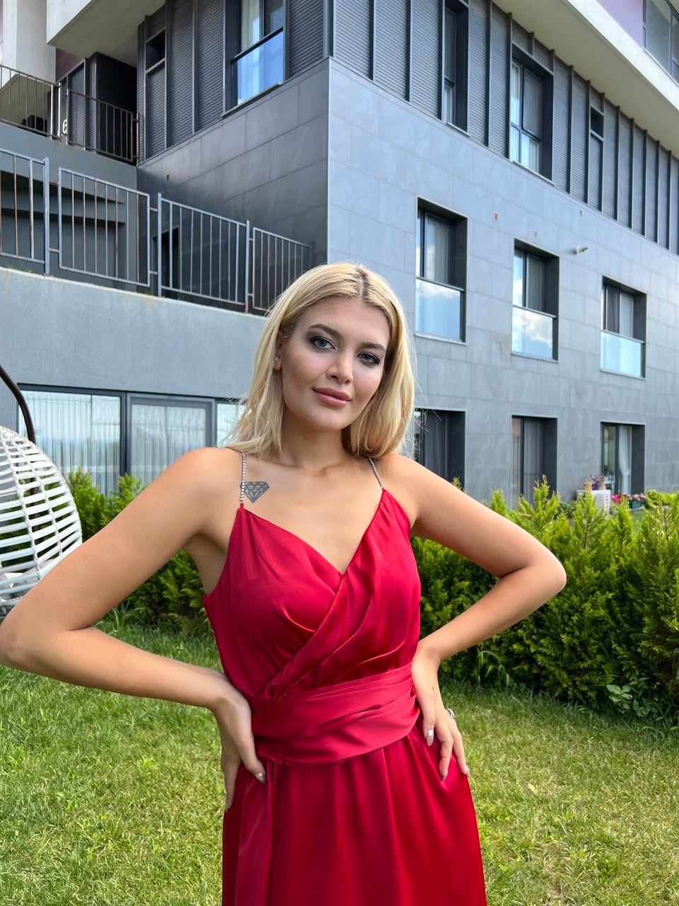 Pelly Taş Askılı Kırmızı Saten Elbise
