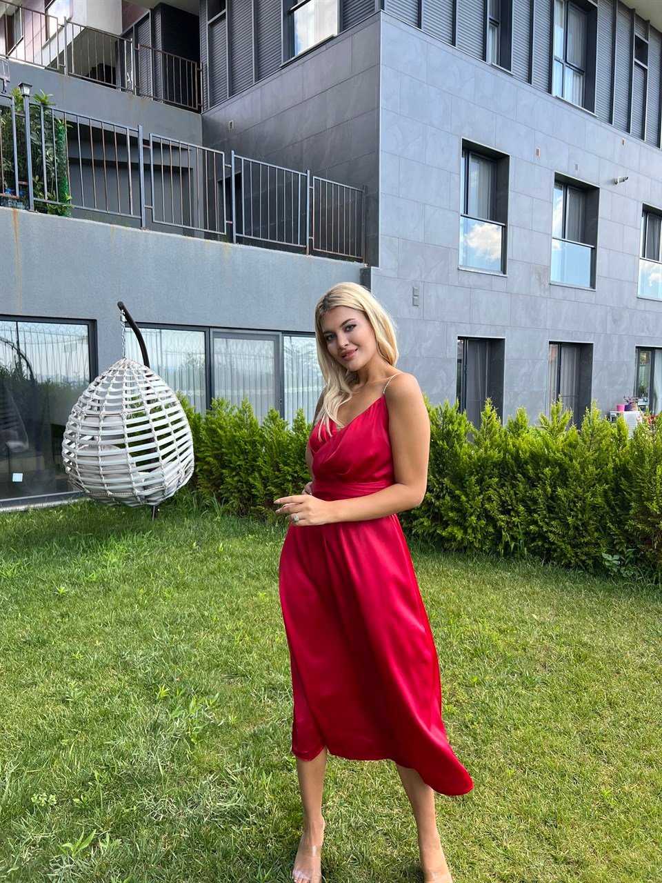 Pelly Taş Askılı Kırmızı Saten Elbise