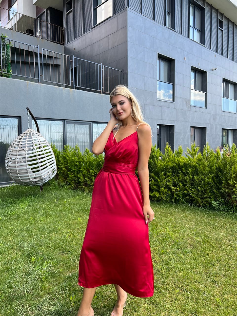 Pelly Taş Askılı Kırmızı Saten Elbise