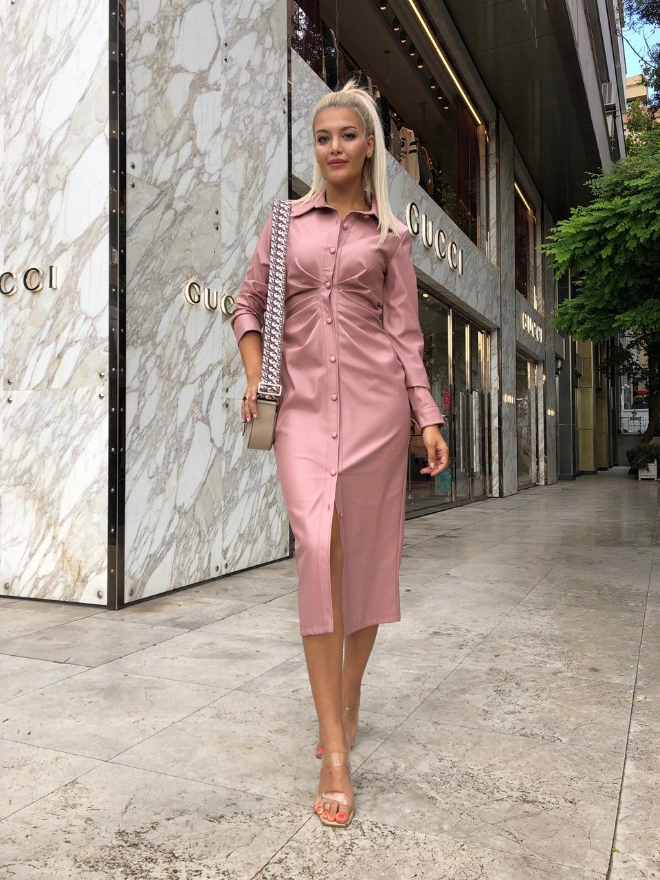Pembe Büzgü Detay Deri Elbise