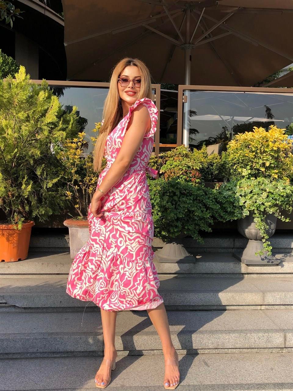 Pembe Ebruli Desen Omuz Volanlı Elbise