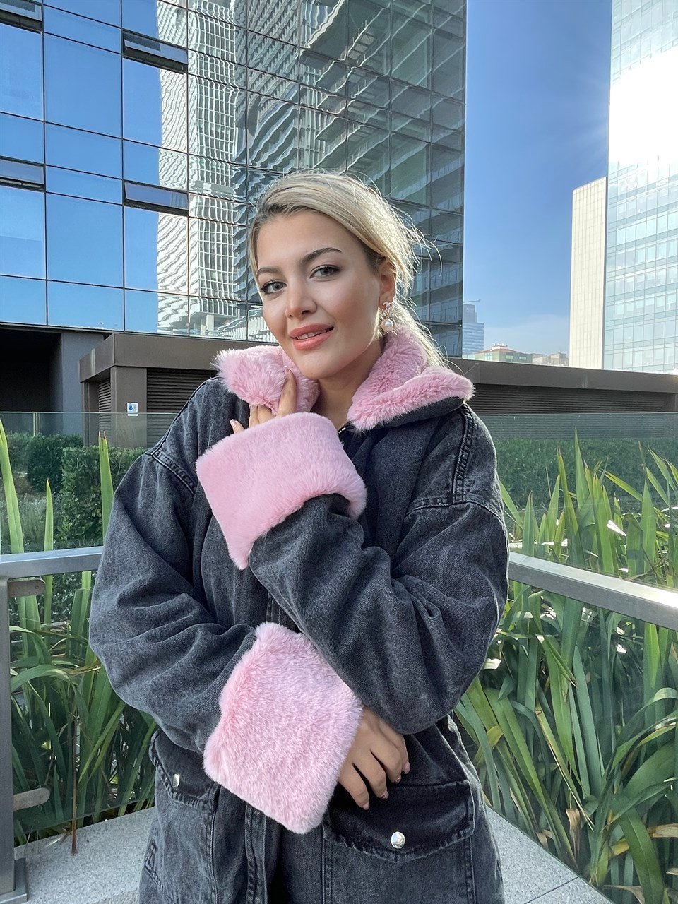 Pembe Kürklü Siyah Mont