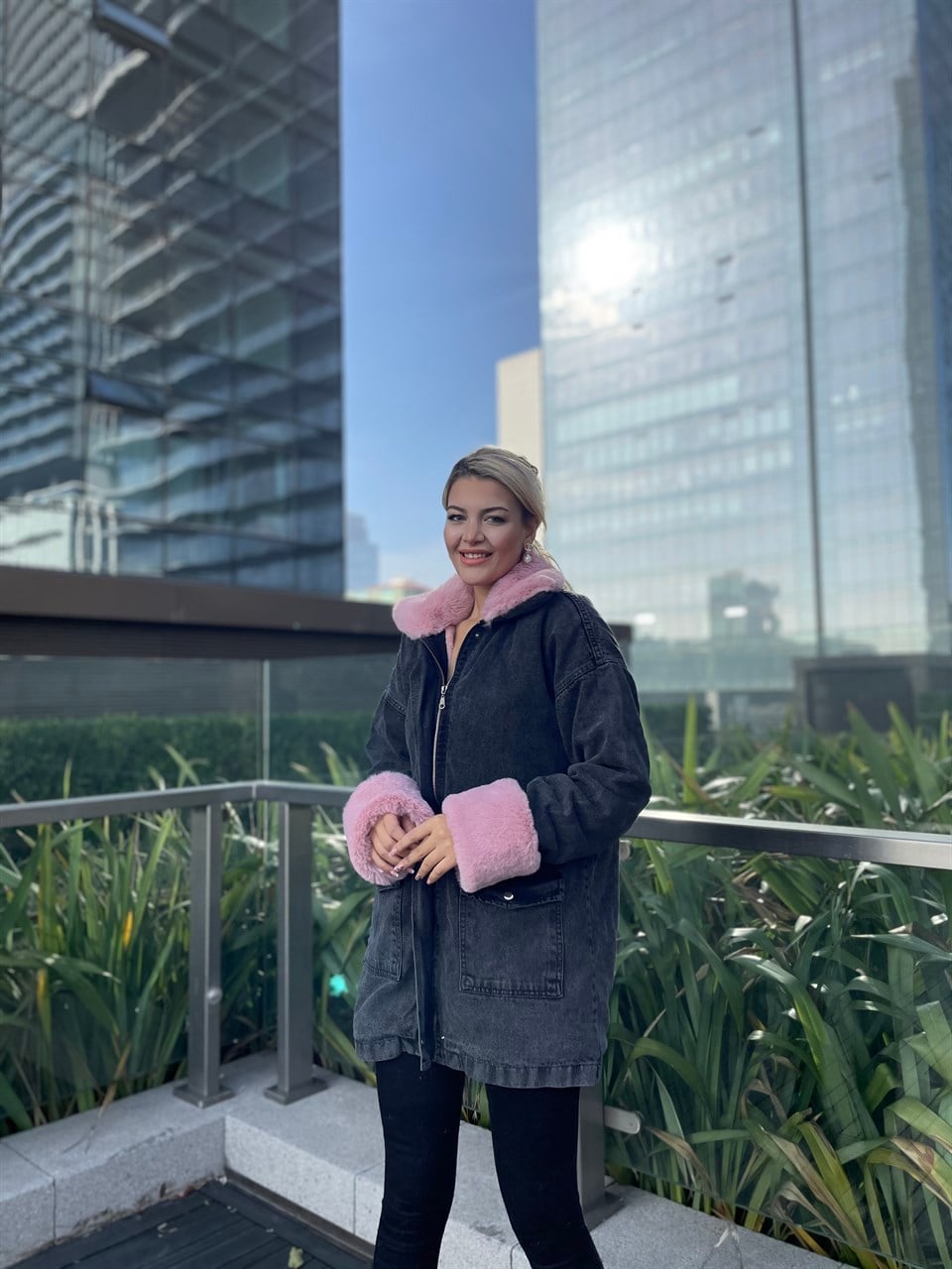 Pembe Kürklü Siyah Mont