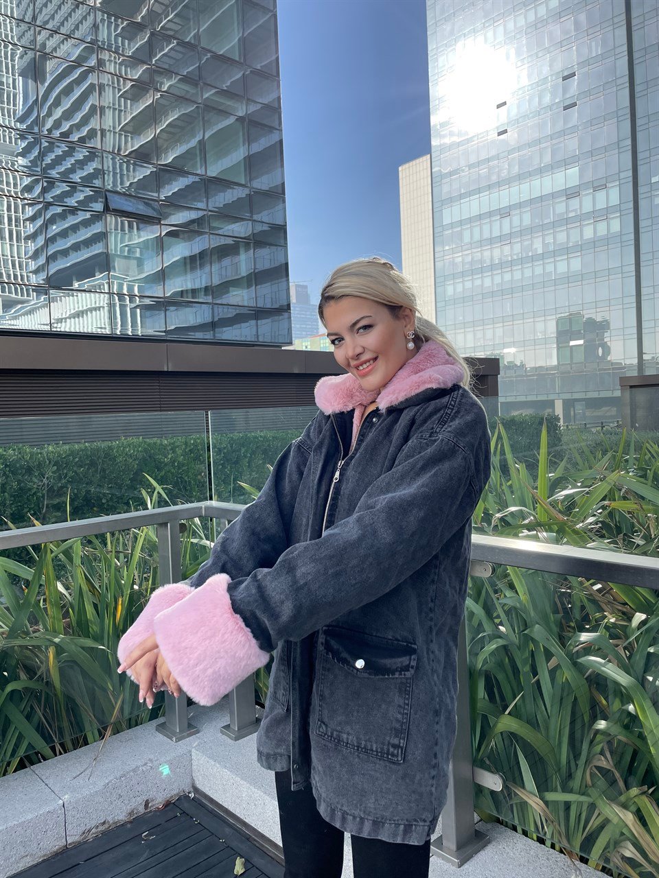 Pembe Kürklü Siyah Mont