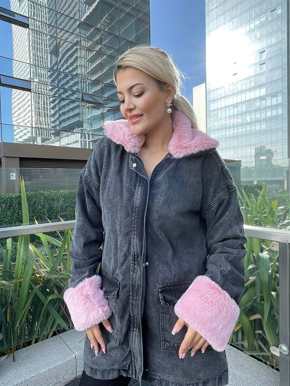 Pembe Kürklü Siyah Mont