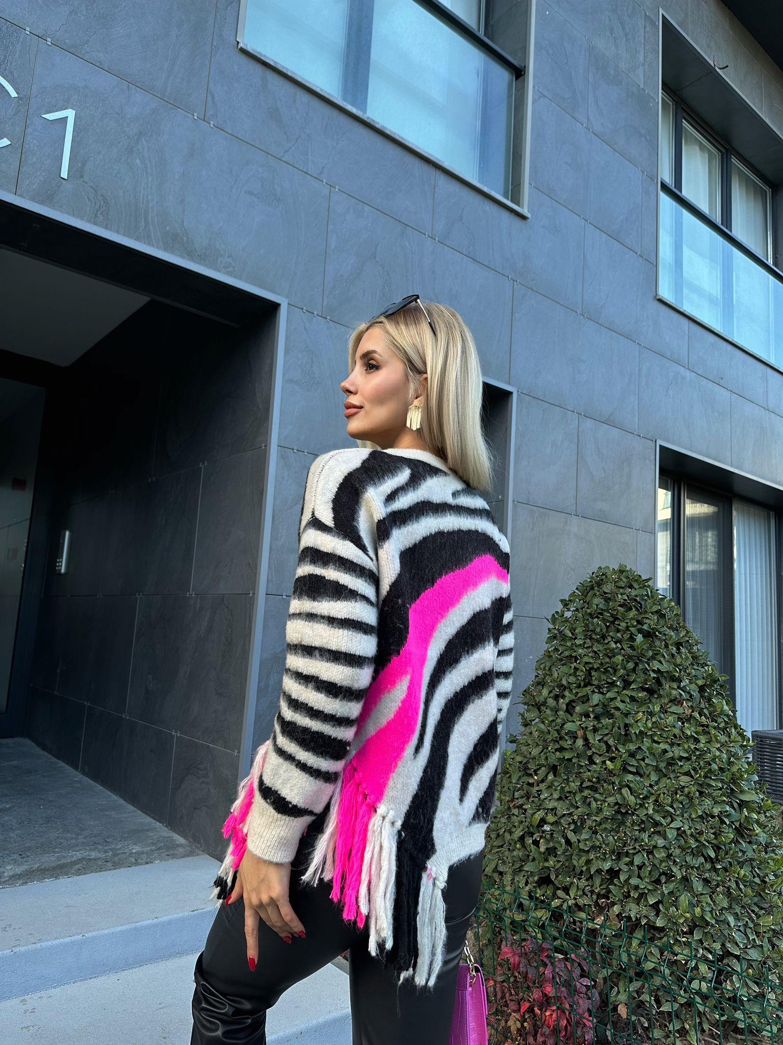 Pembe Neon Zebra Desenli Püsküllü Kazak 89660
