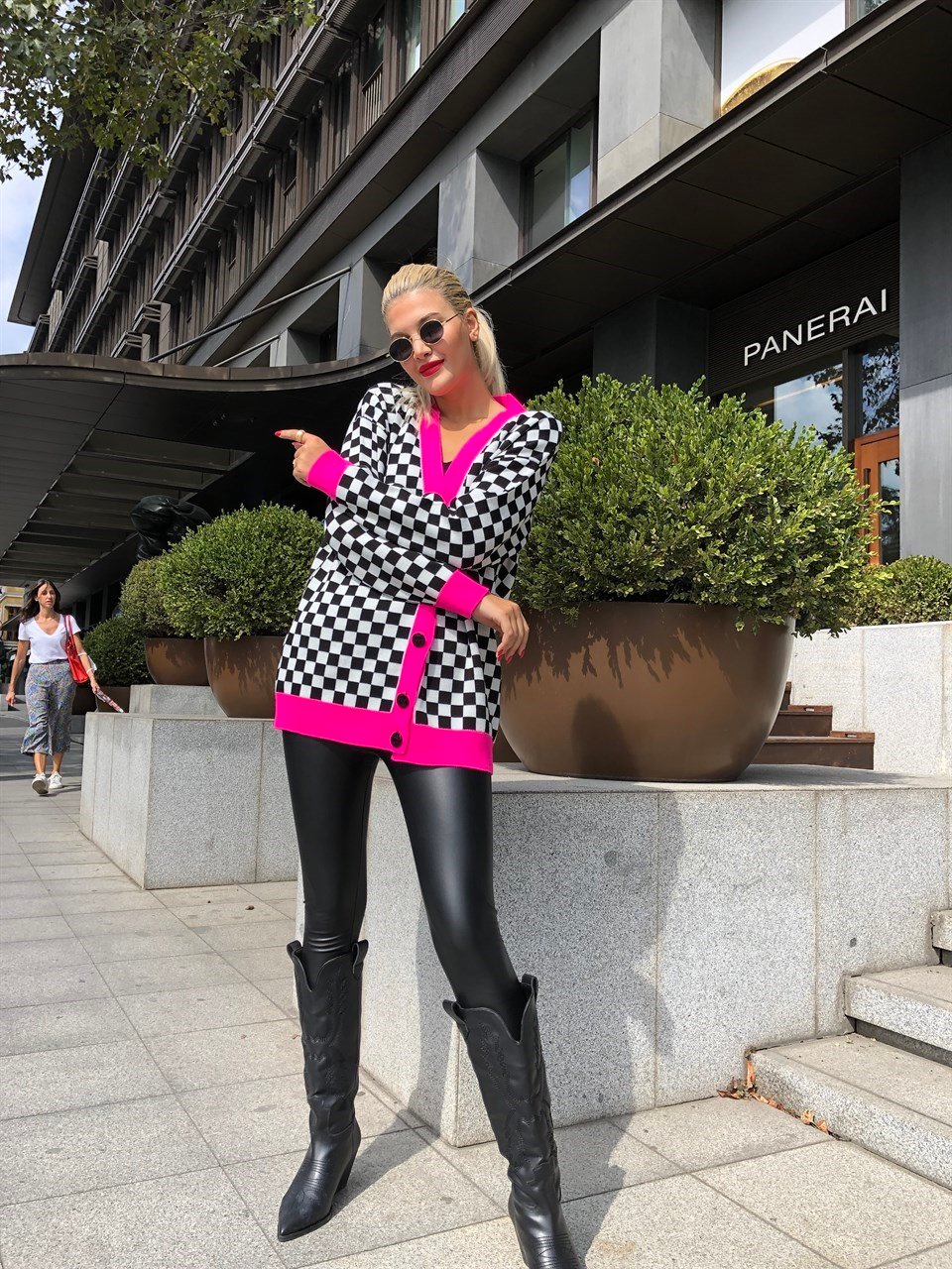 Pembe Şerit Detay Siyah Beyaz Kareli Hırka