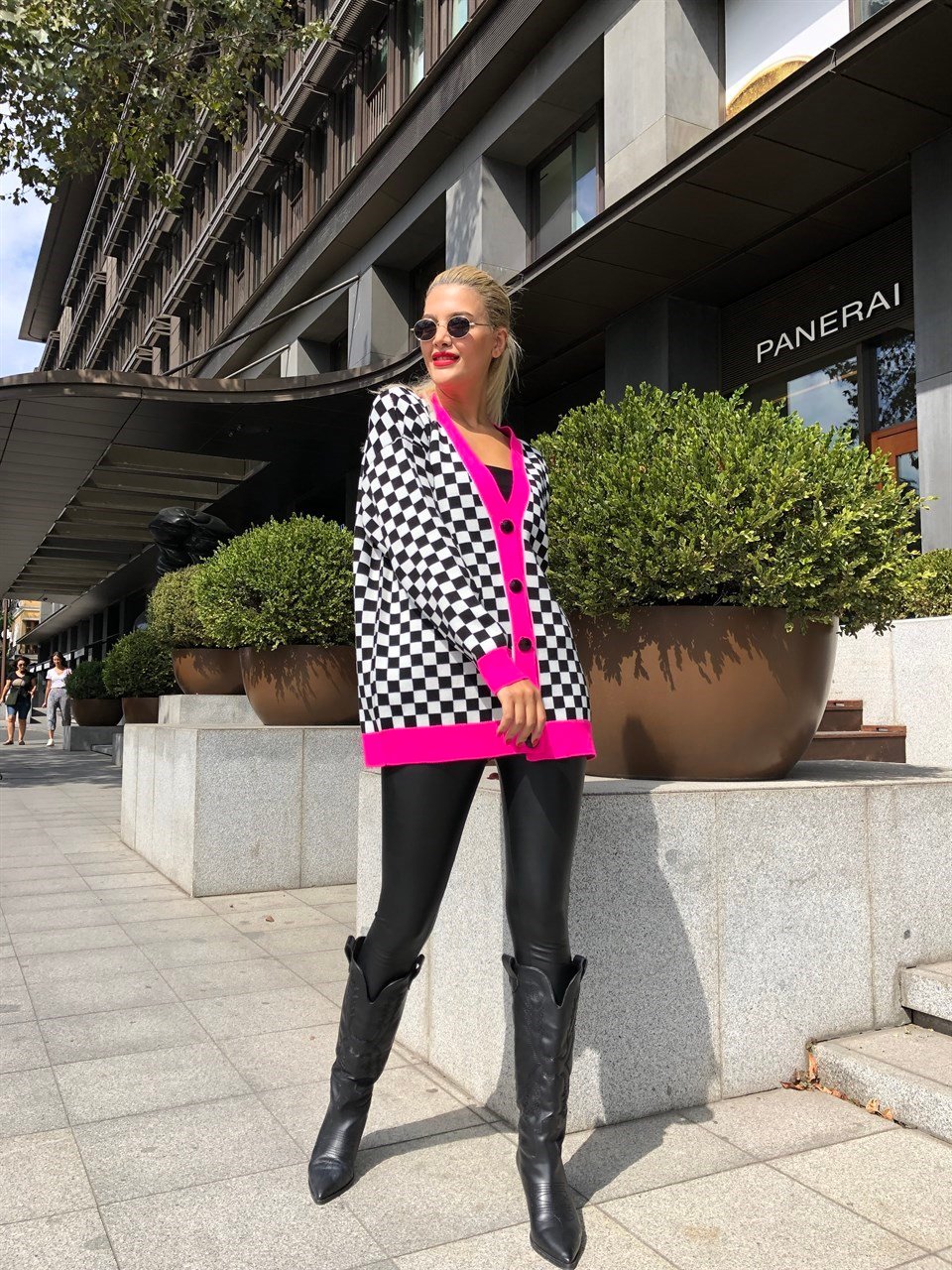Pembe Şerit Detay Siyah Beyaz Kareli Hırka