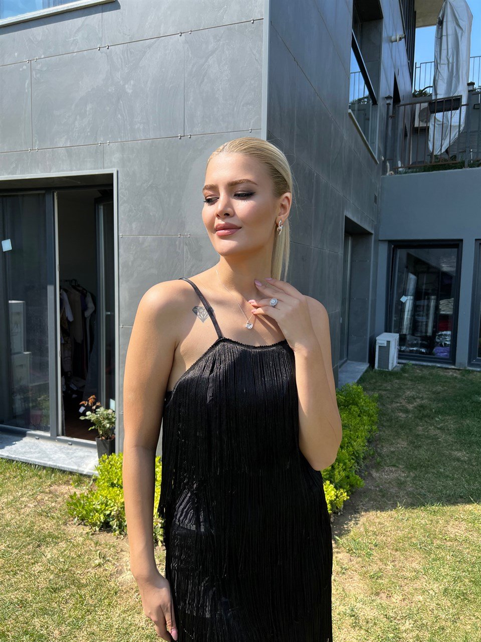 Püsküllü Siyah Elbise