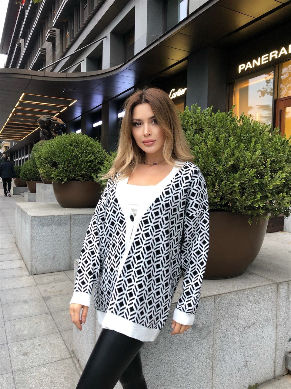 Siyah Beyaz Geometrik Desen Hırka