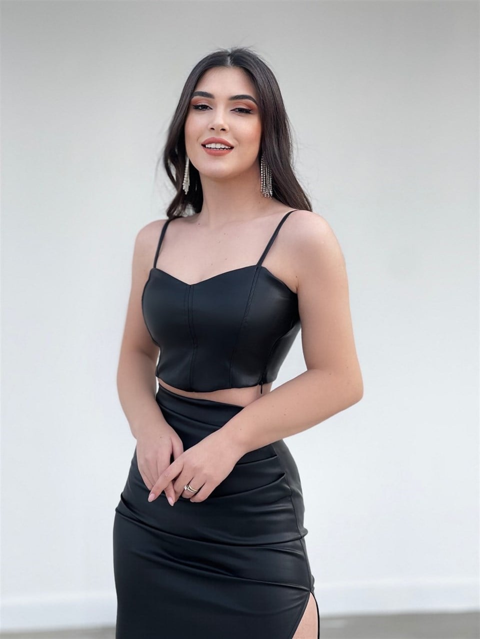 Siyah Deri Crop İp Askılı Bluz