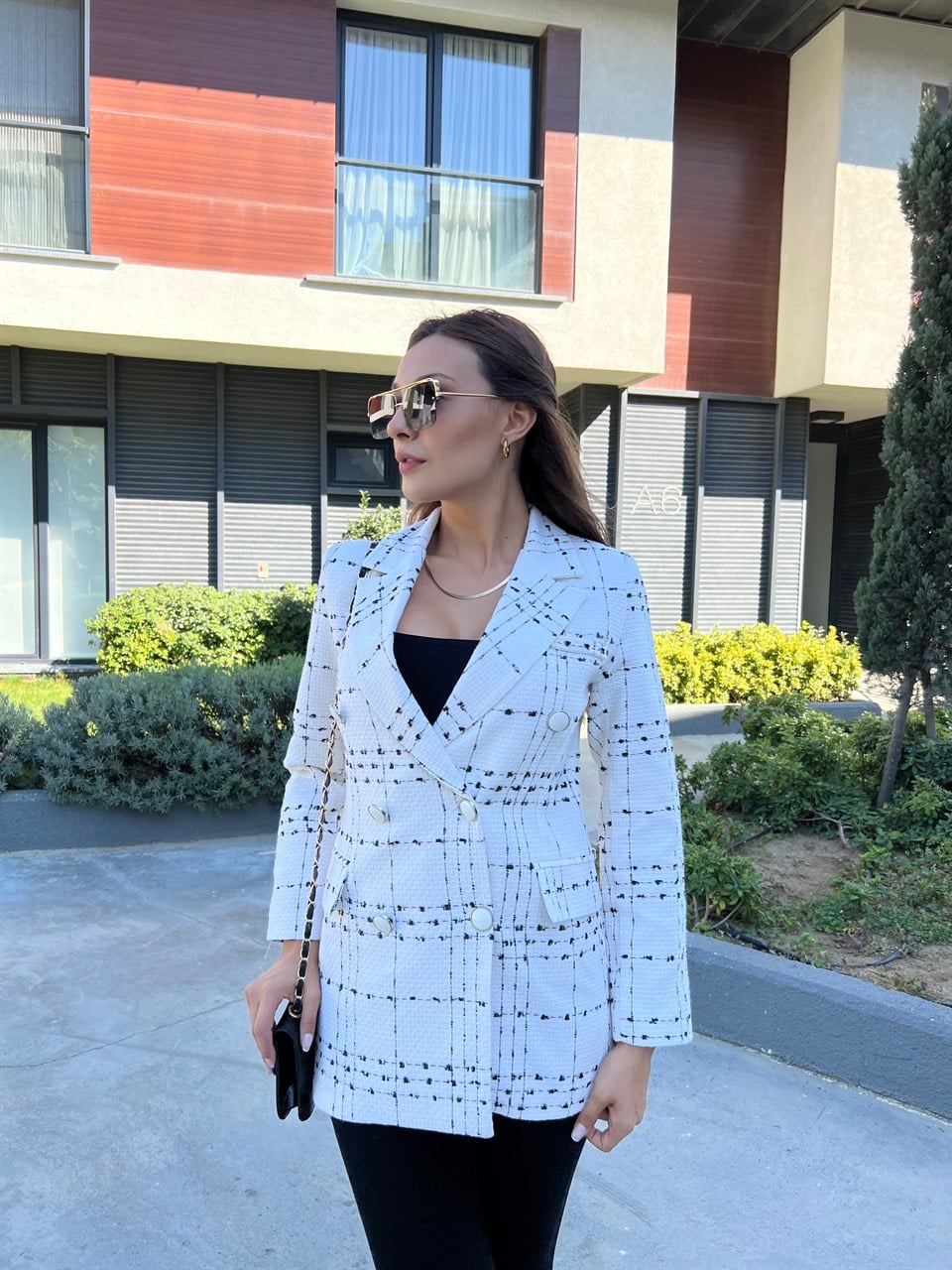 Siyah Ekose Nakışlı Beyaz Tuvid Ceket