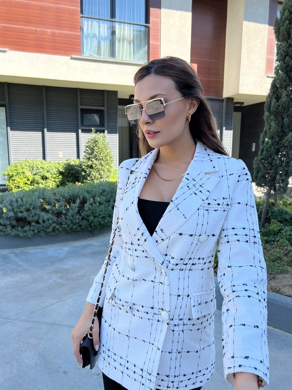 Siyah Ekose Nakışlı Beyaz Tuvid Ceket