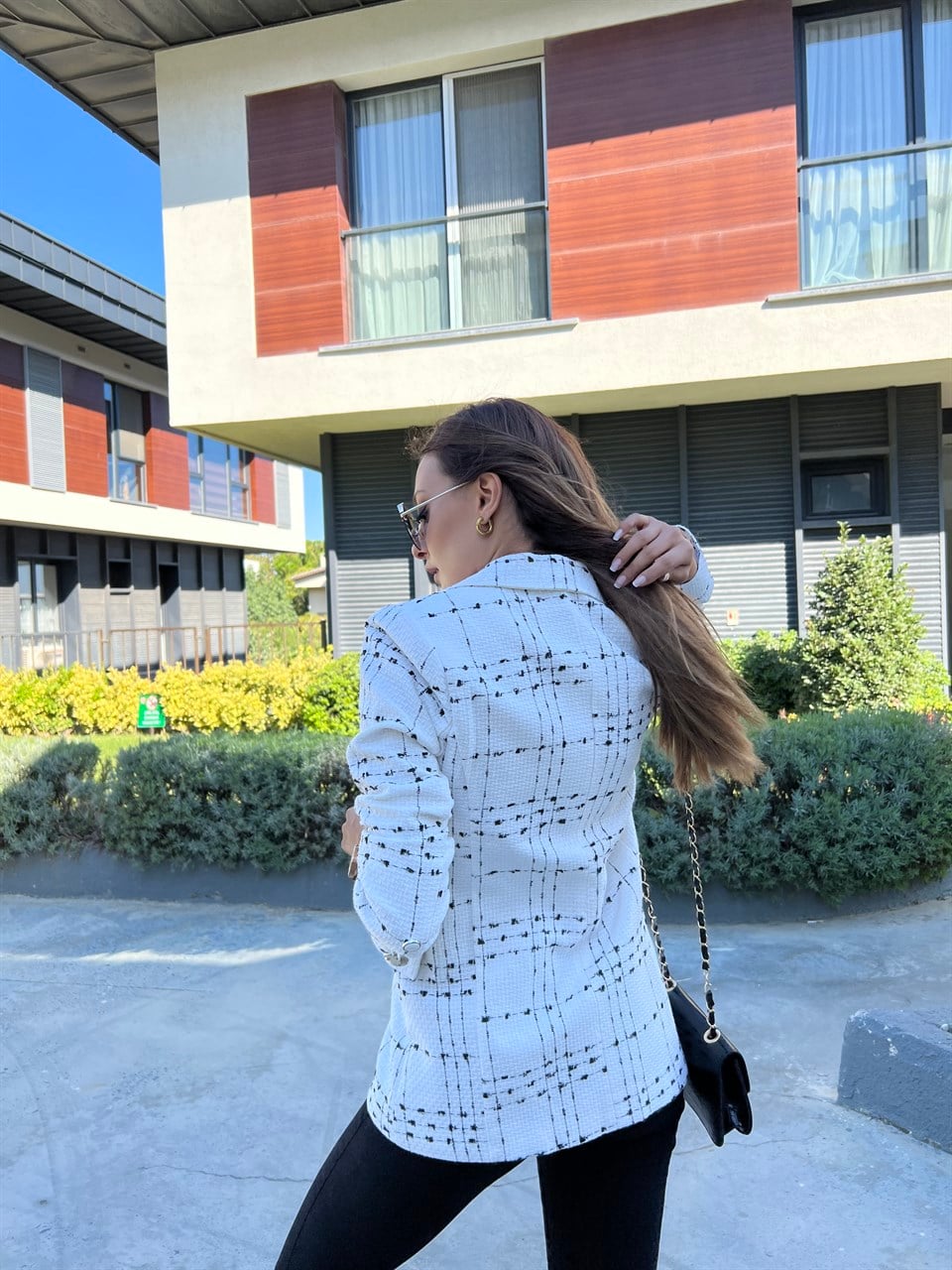 Siyah Ekose Nakışlı Beyaz Tuvid Ceket