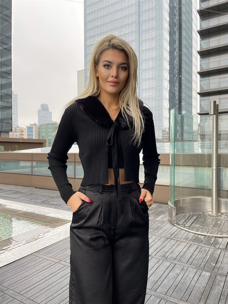 Siyah Kürk Detaylı Tasarım Crop Hırka