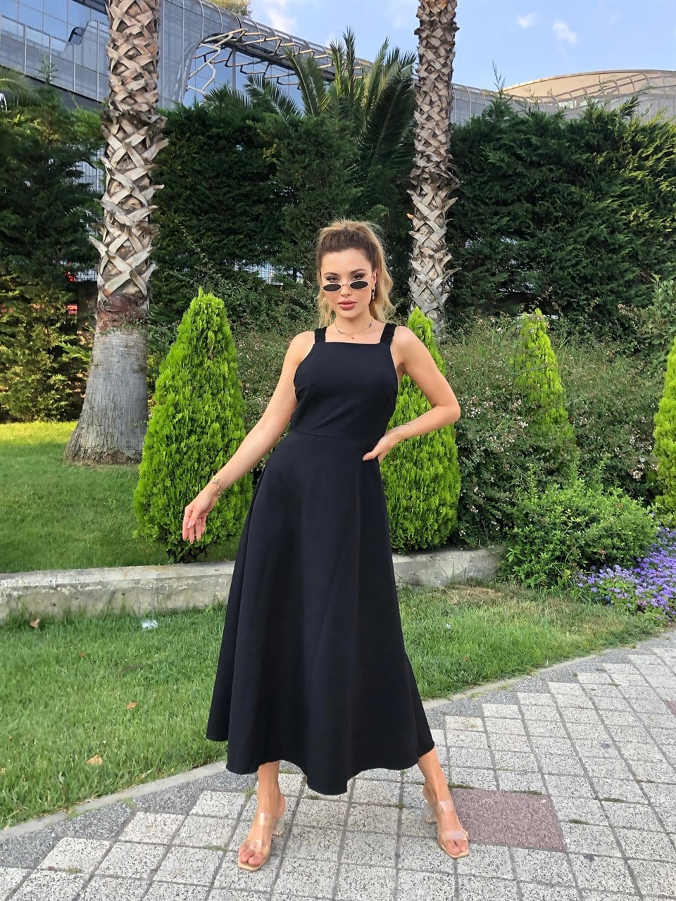 Siyah Sırt Dekolteli Atlas Elbise