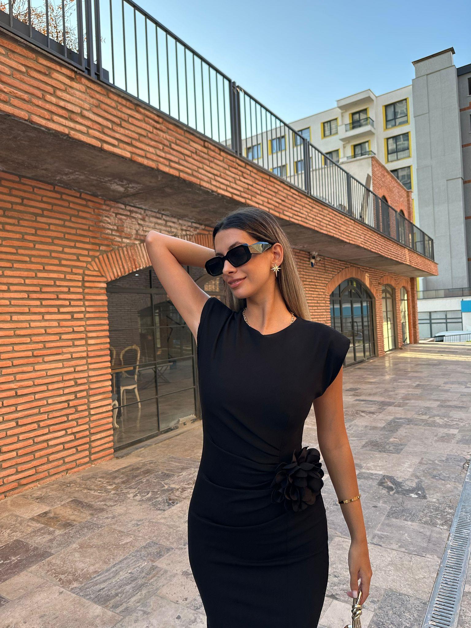 Sola Çiçek Broşlu Siyah Kalem Elbise 070621189