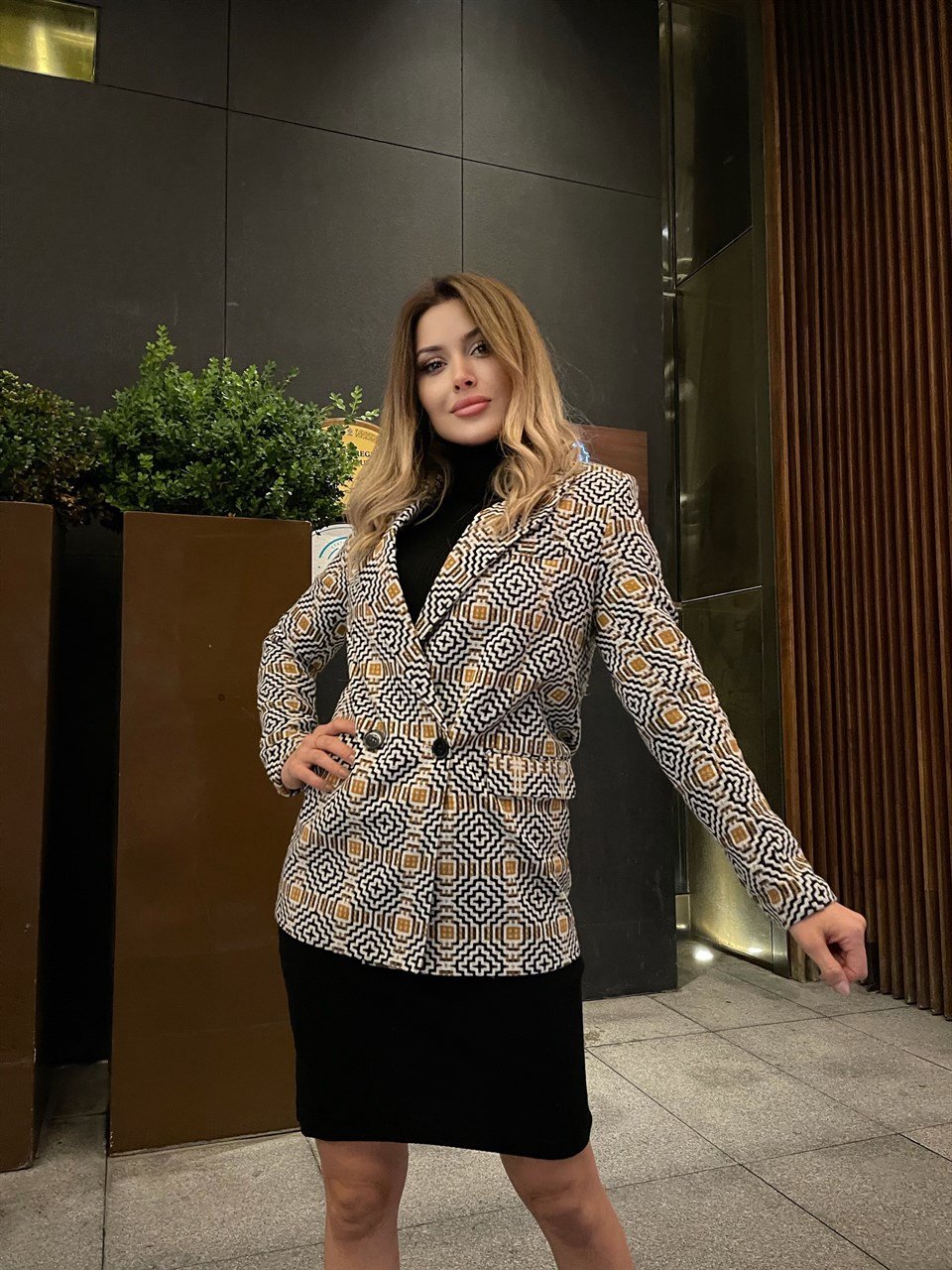 Taba Siyah Kol Düğme Detay Blazer