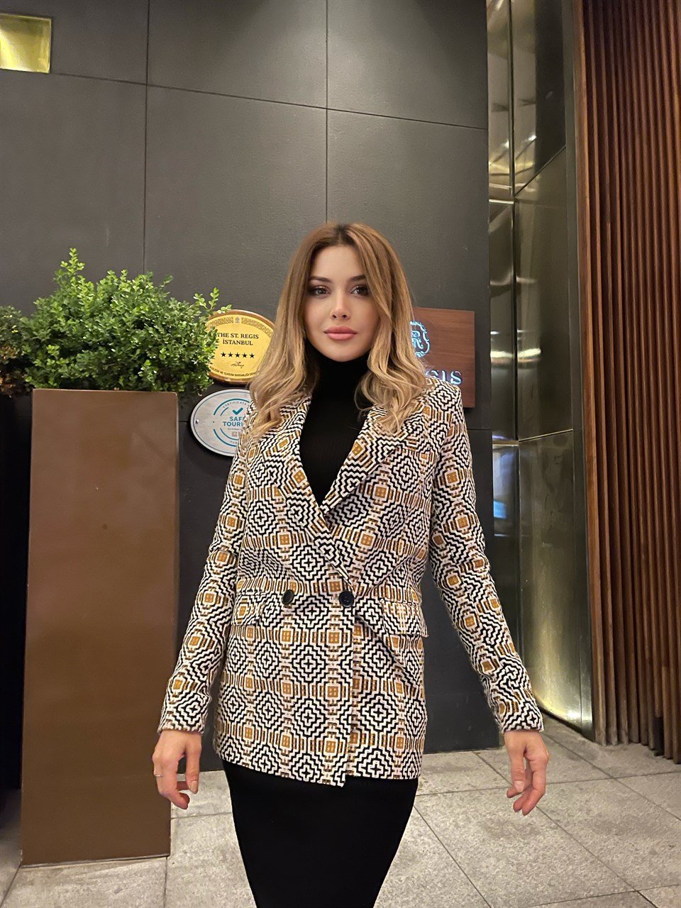 Taba Siyah Kol Düğme Detay Blazer