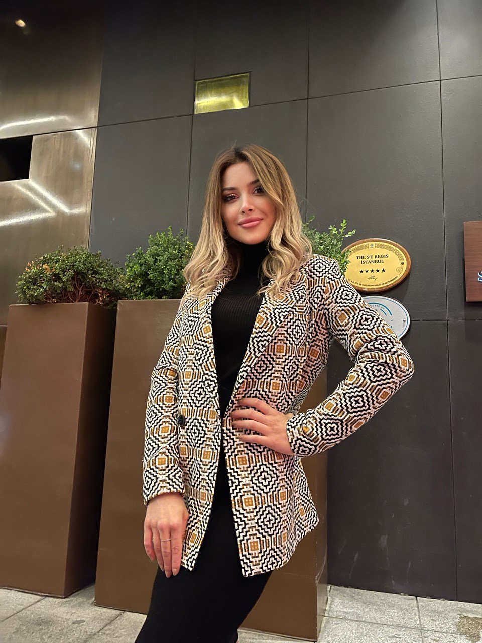 Taba Siyah Kol Düğme Detay Blazer