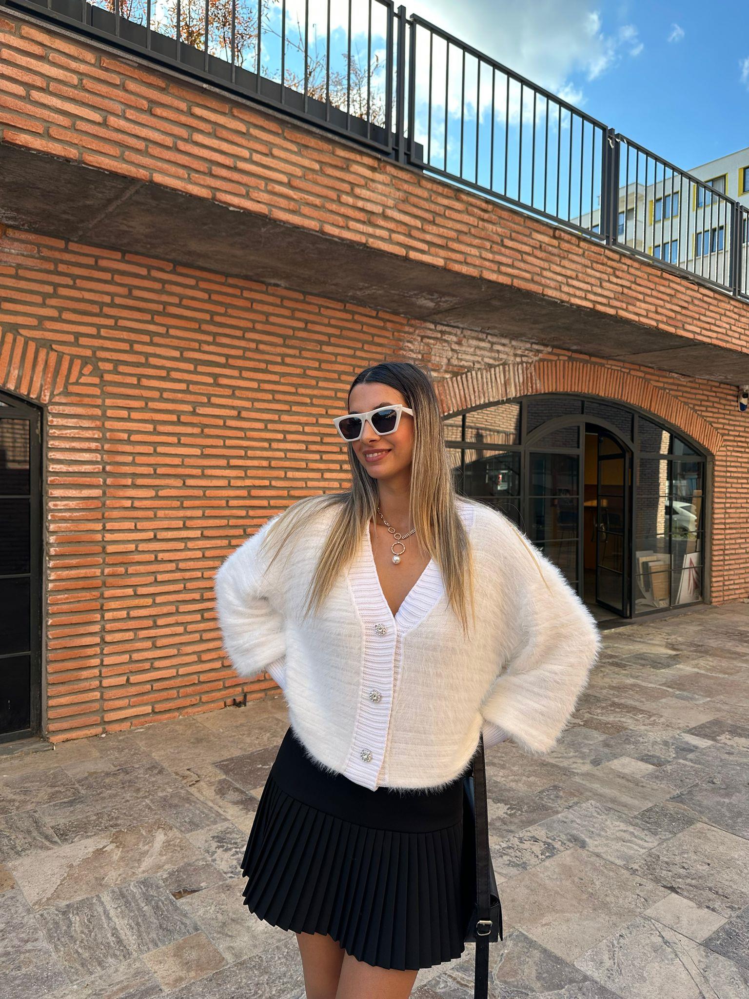 Taşlı Düğmeli Yumoş Beyaz Hırka hrk1002rvd