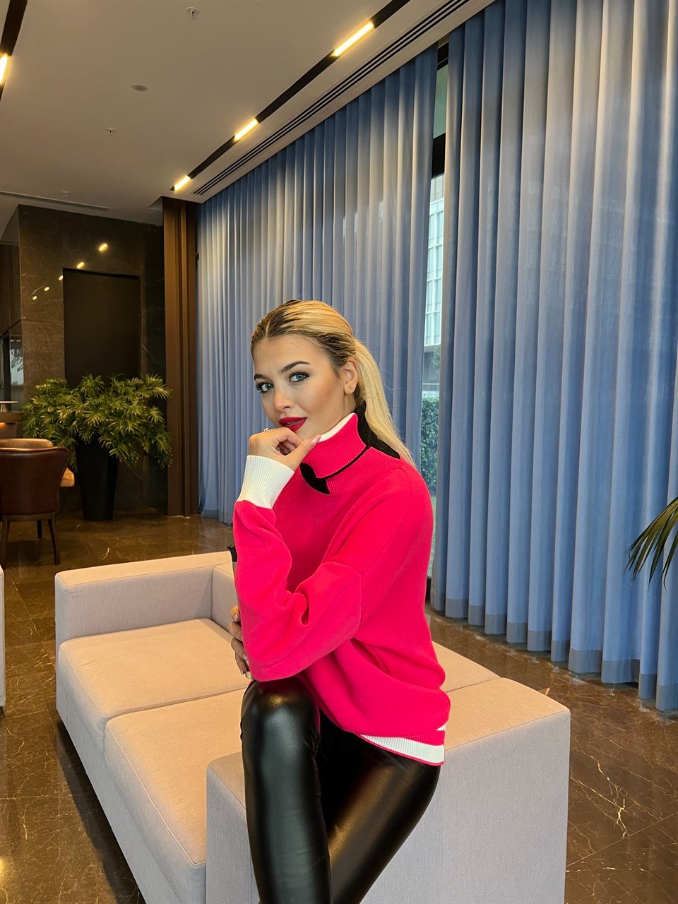 Üç Renk Pembe Boğazlı Triko Kazak