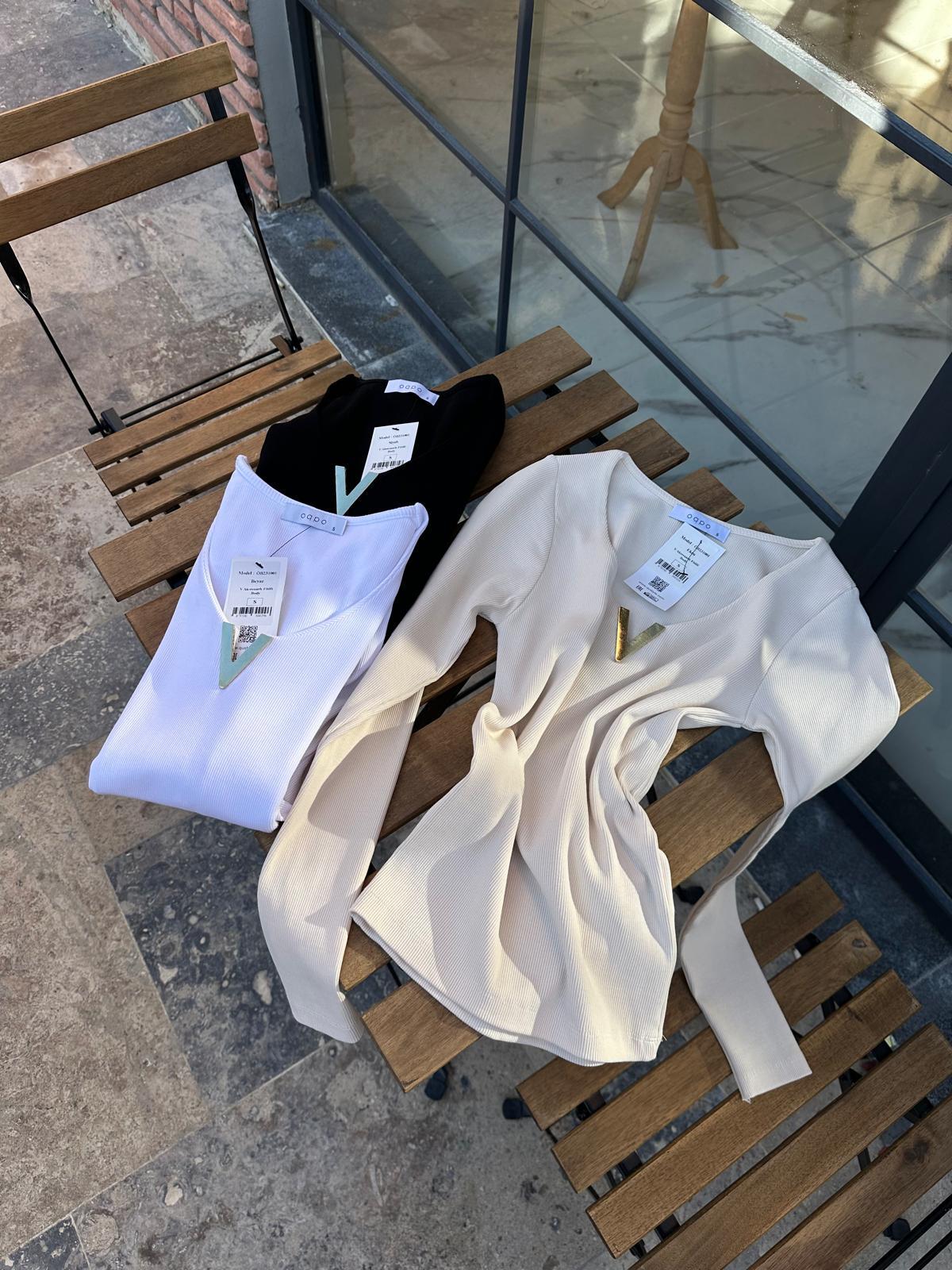 V Gold Aksesuarlı Bluz Siyah blz2022styq