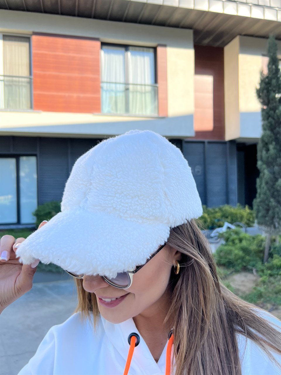 Xoxo Beyaz Peluş Siperli Şapka