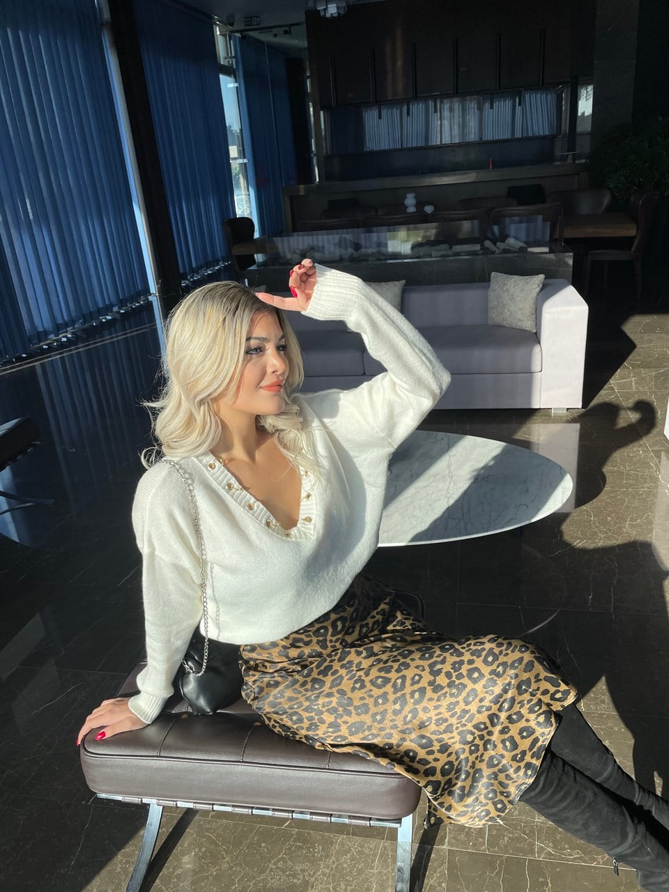 Yakası Halkalı Beyaz Kazak