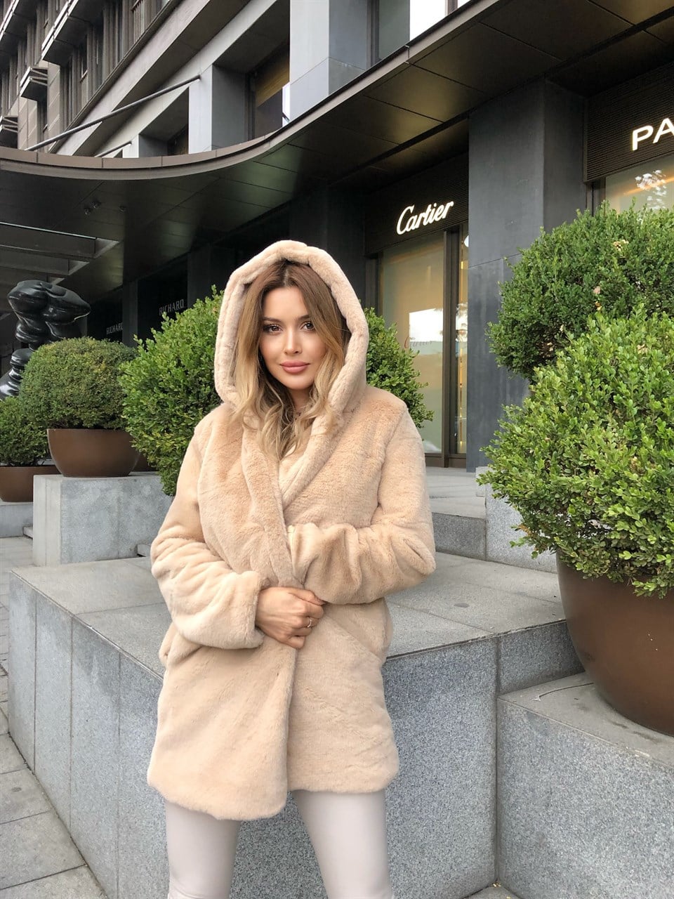 Yumoş Bej Kapşonlu Kürk 