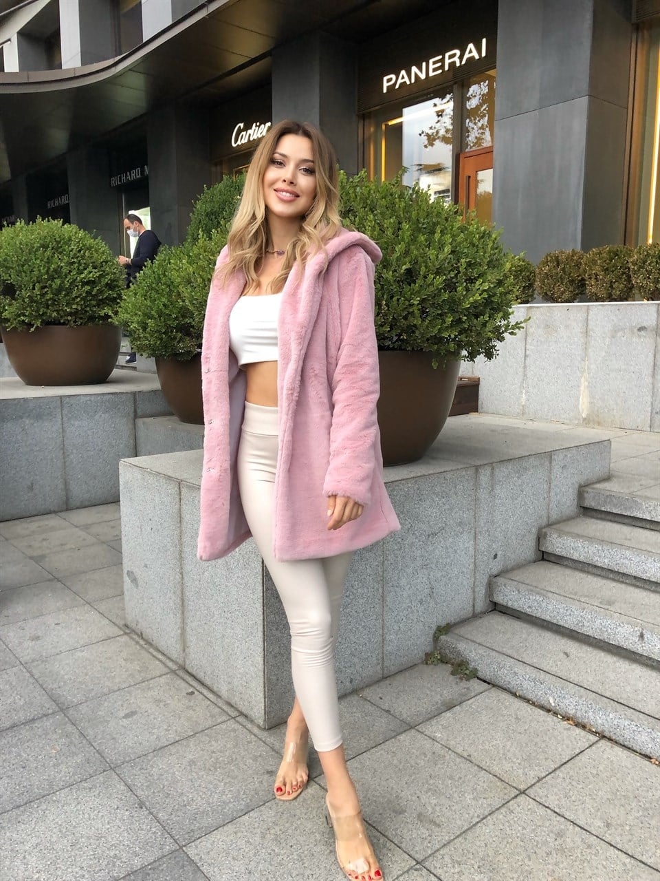 Yumoş Pudra Kapşonlu Kürk