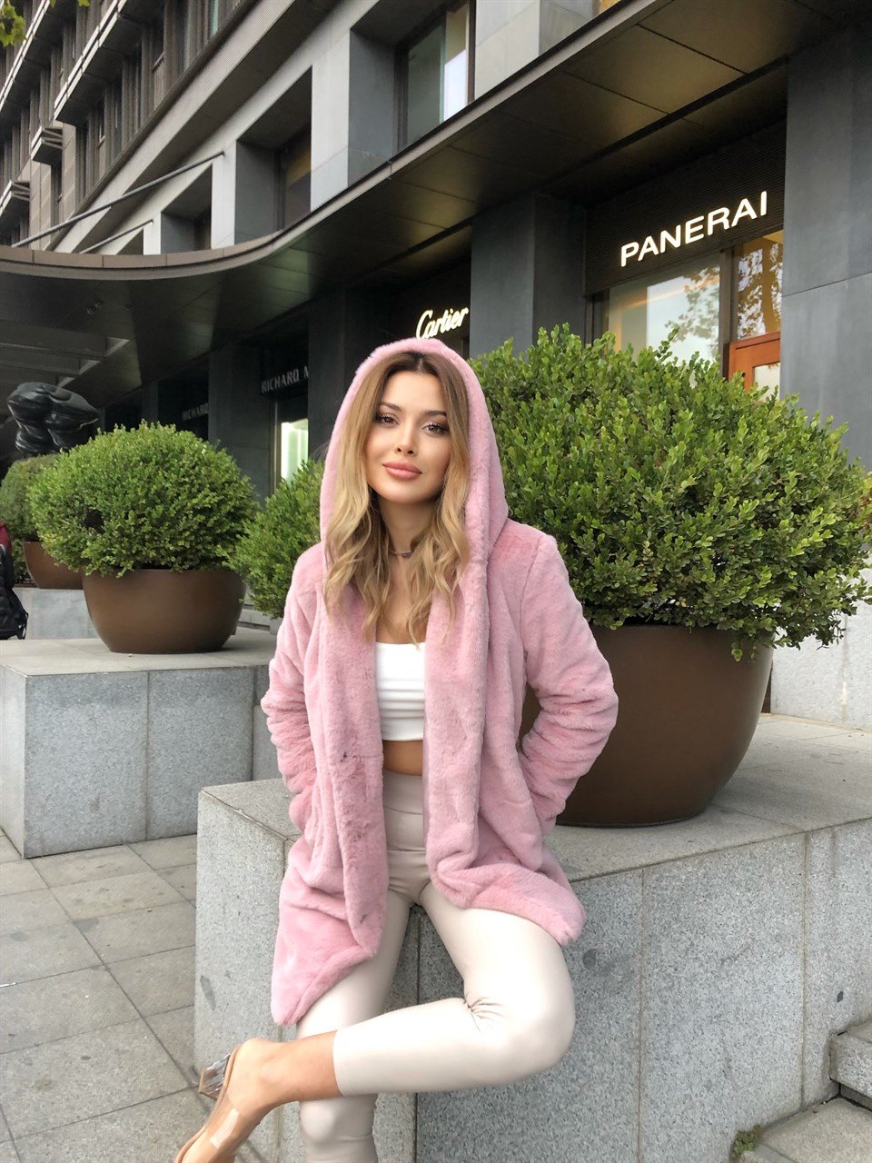 Yumoş Pudra Kapşonlu Kürk