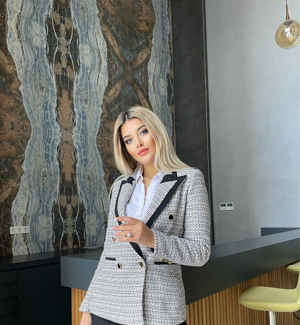 Zara Model Siyah Beyaz Şeritli Ceket