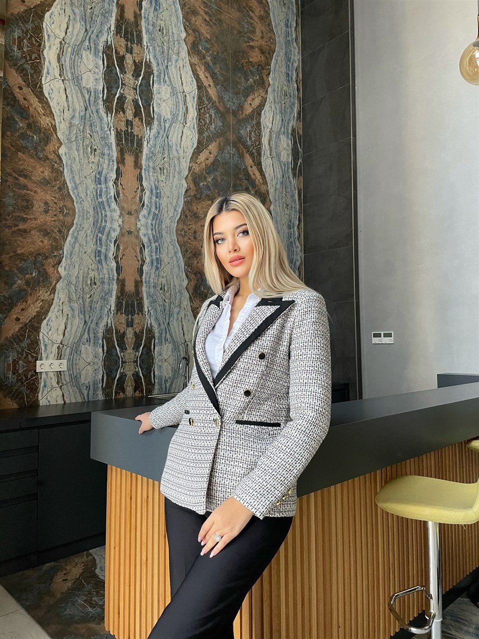Zara Model Siyah Beyaz Şeritli Ceket
