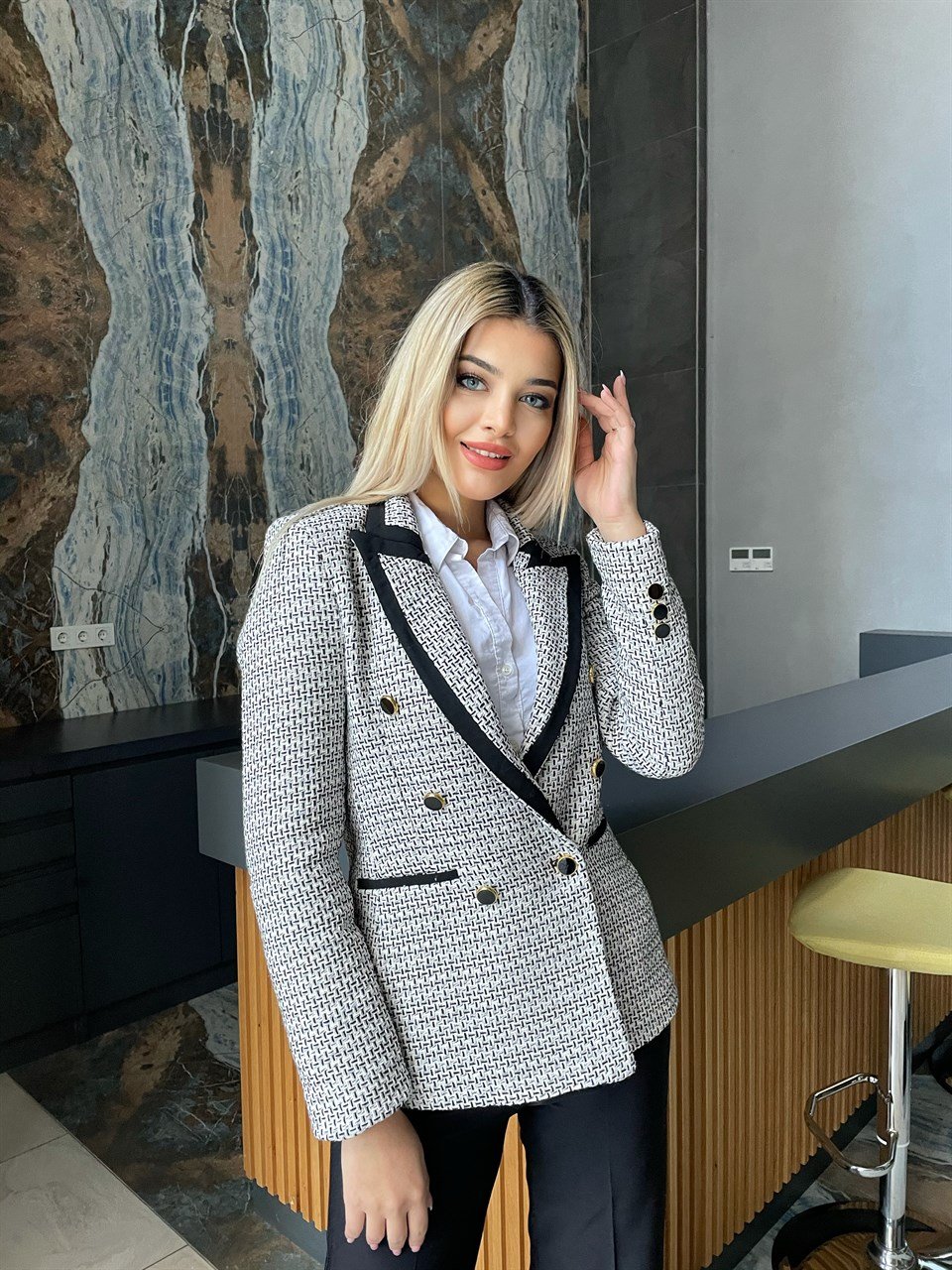 Zara Model Siyah Beyaz Şeritli Ceket