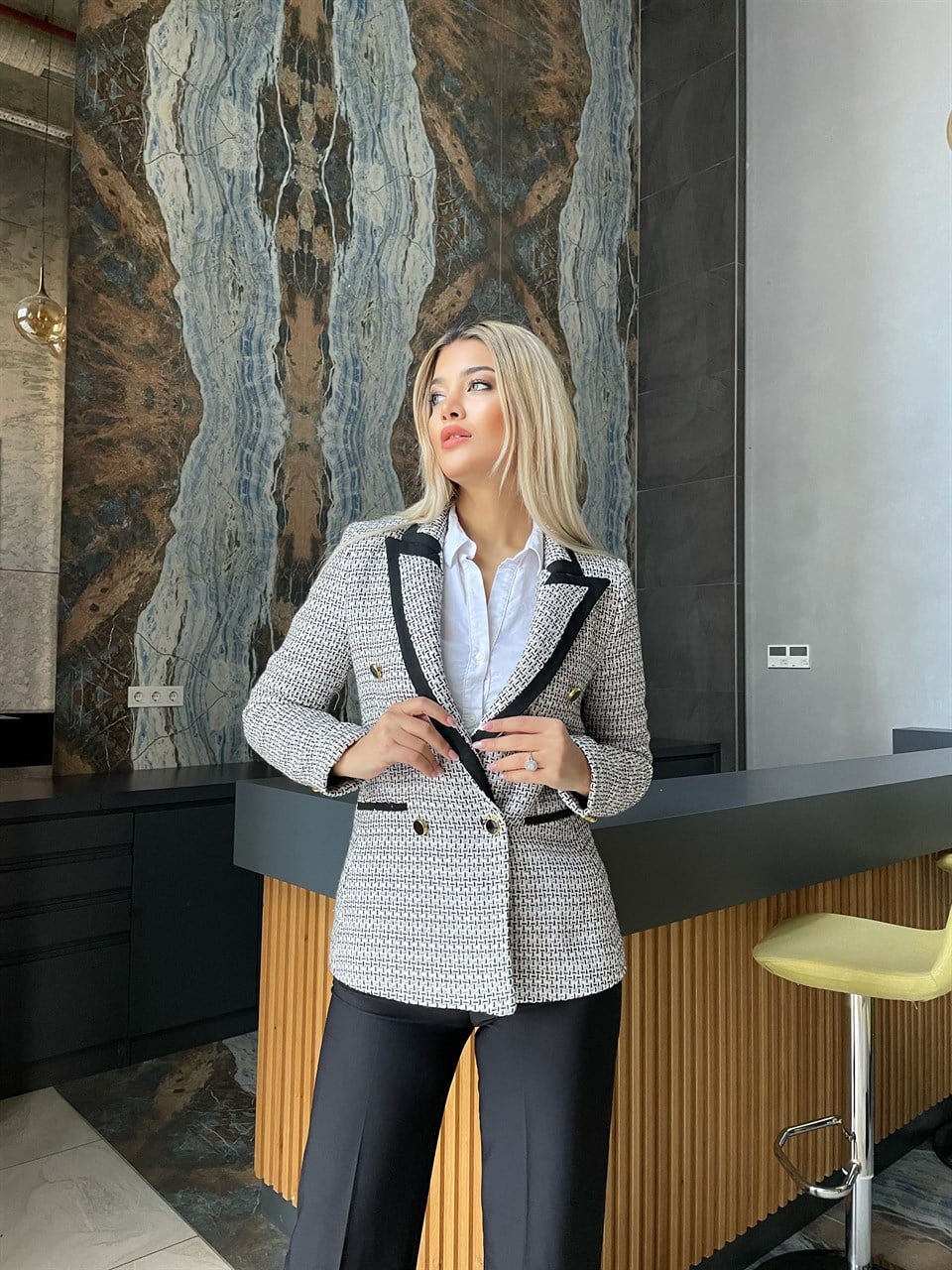 Zara Model Siyah Beyaz Şeritli Ceket