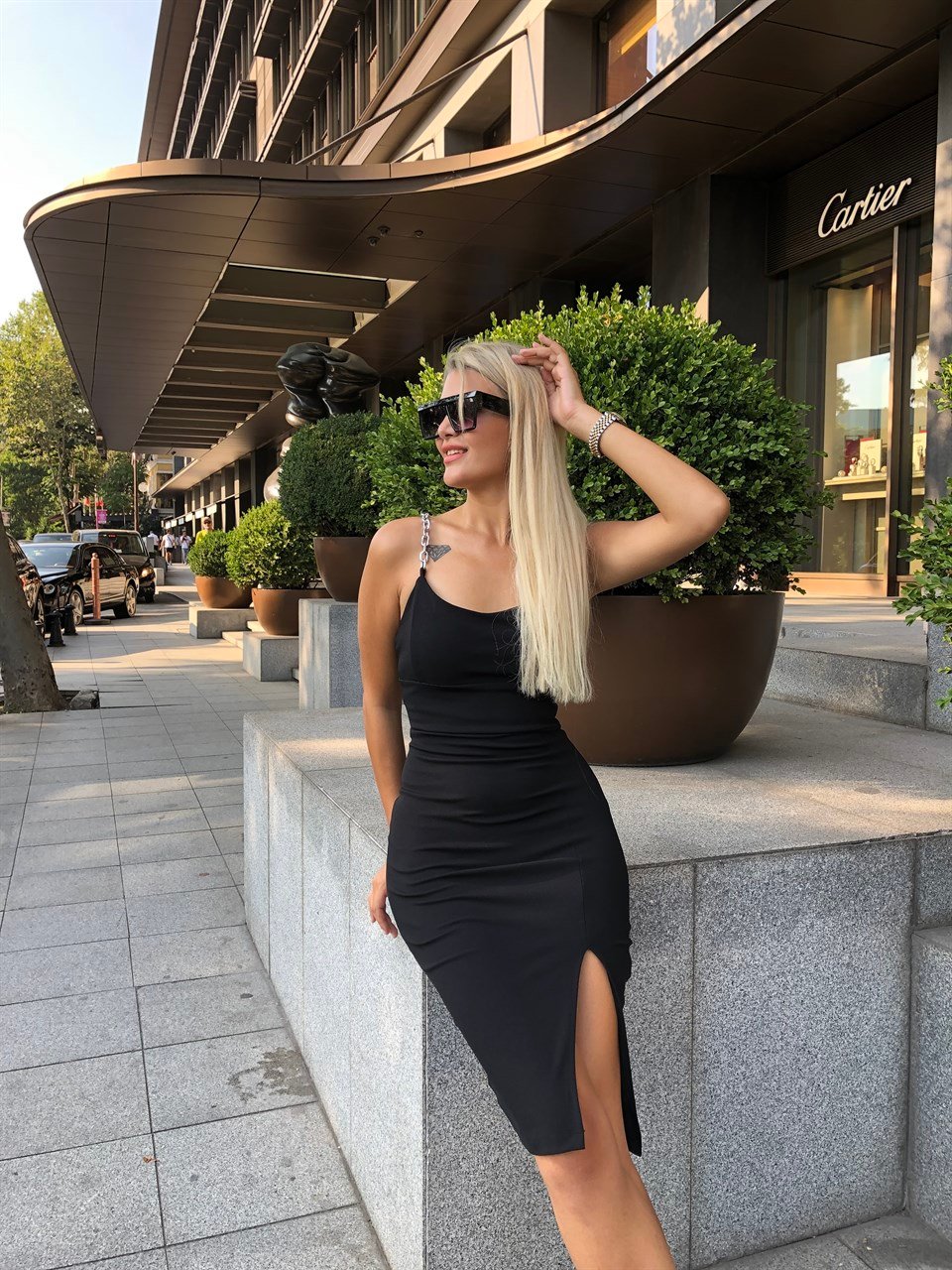 Zincir Askı Detay Siyah Elbise
