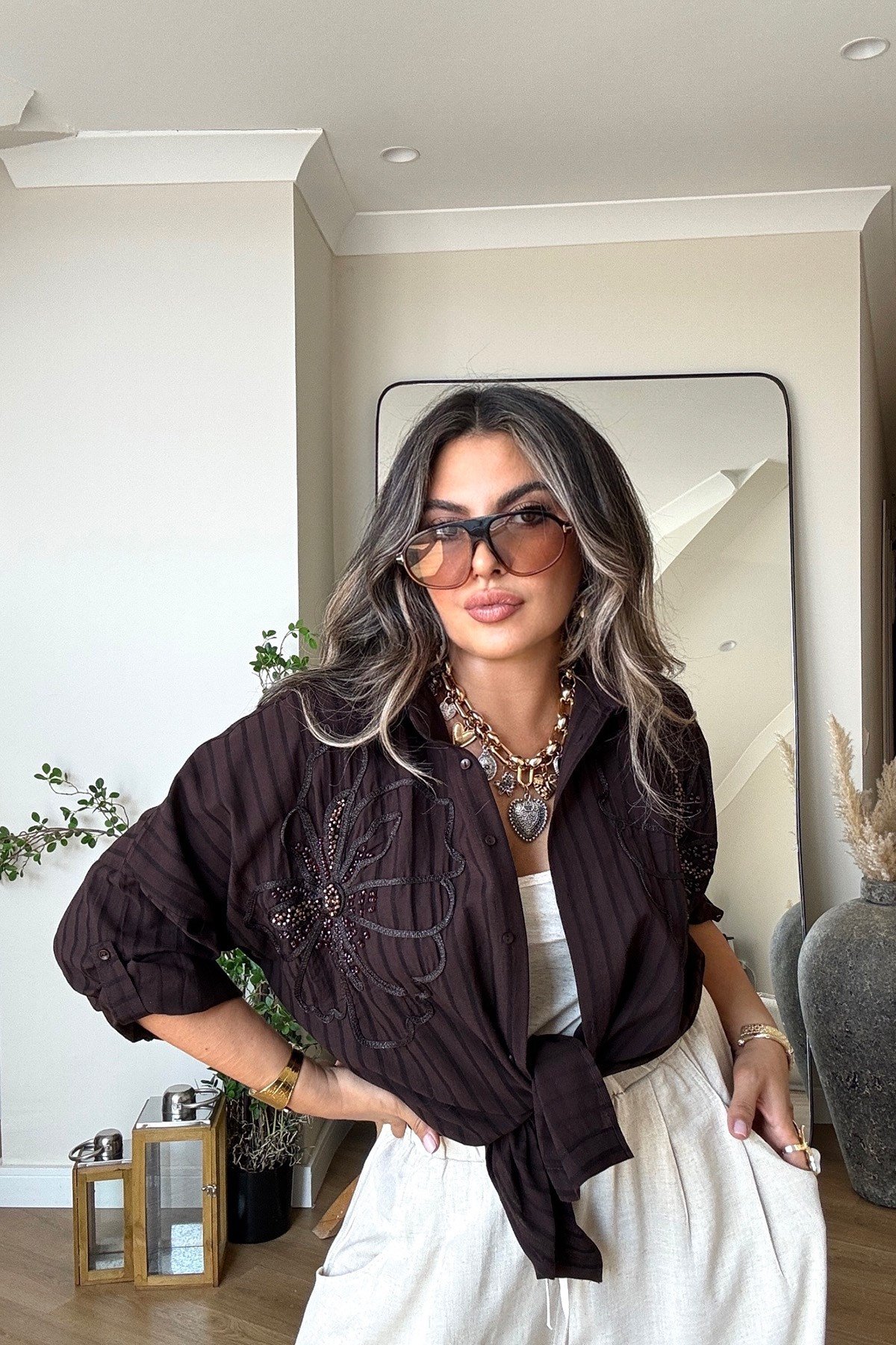 Boncuklu Çiçek Desen Çizgi Detaylı Gömlek Acı Kahve