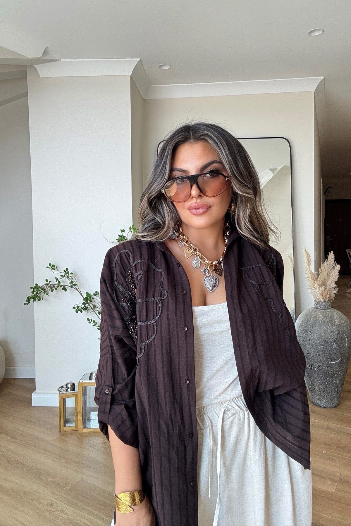 Boncuklu Çiçek Desen Çizgi Detaylı Gömlek Acı Kahve