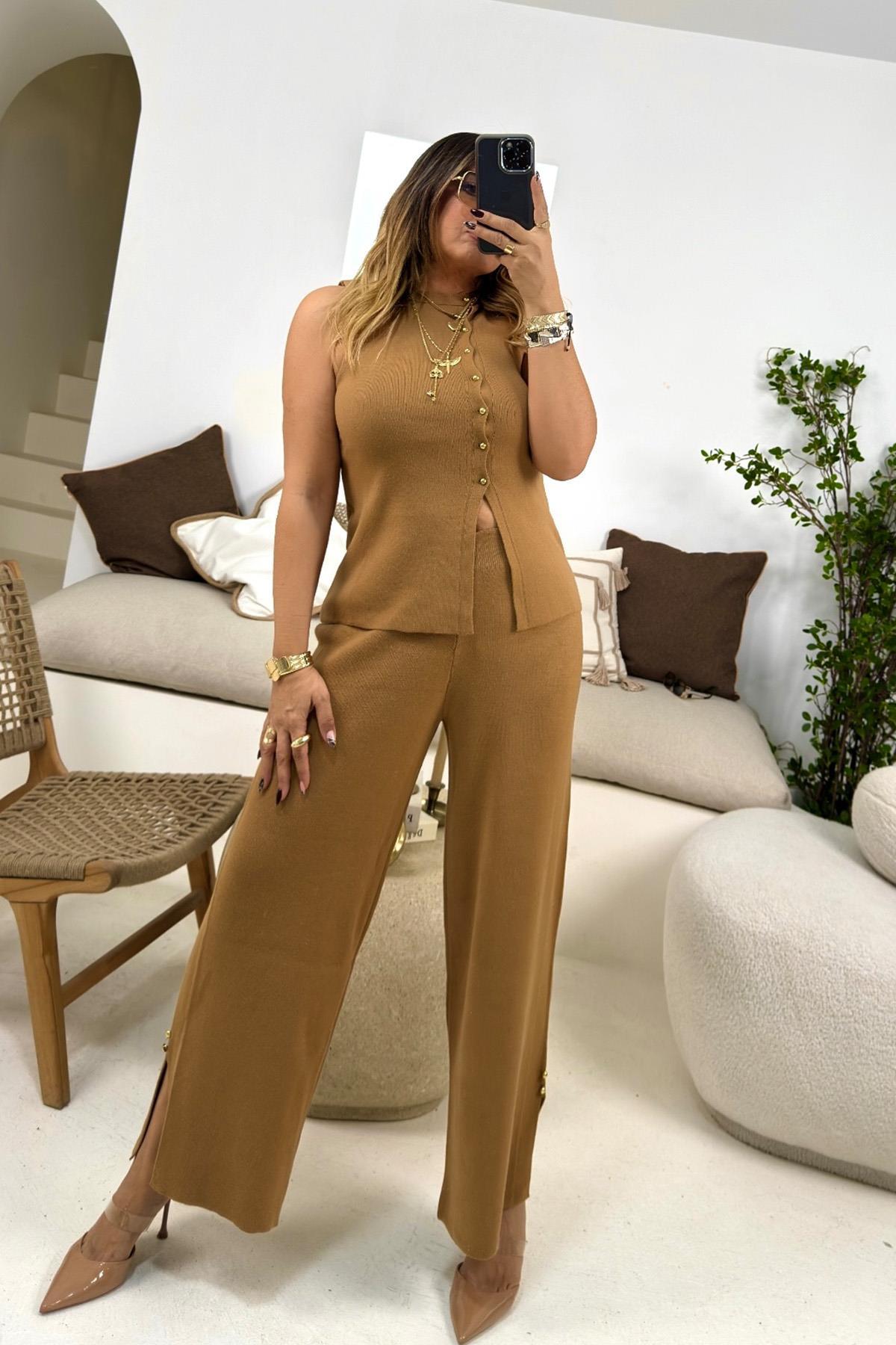 Gold Düğmeli Yelekli Triko Pantolon Takım Camel