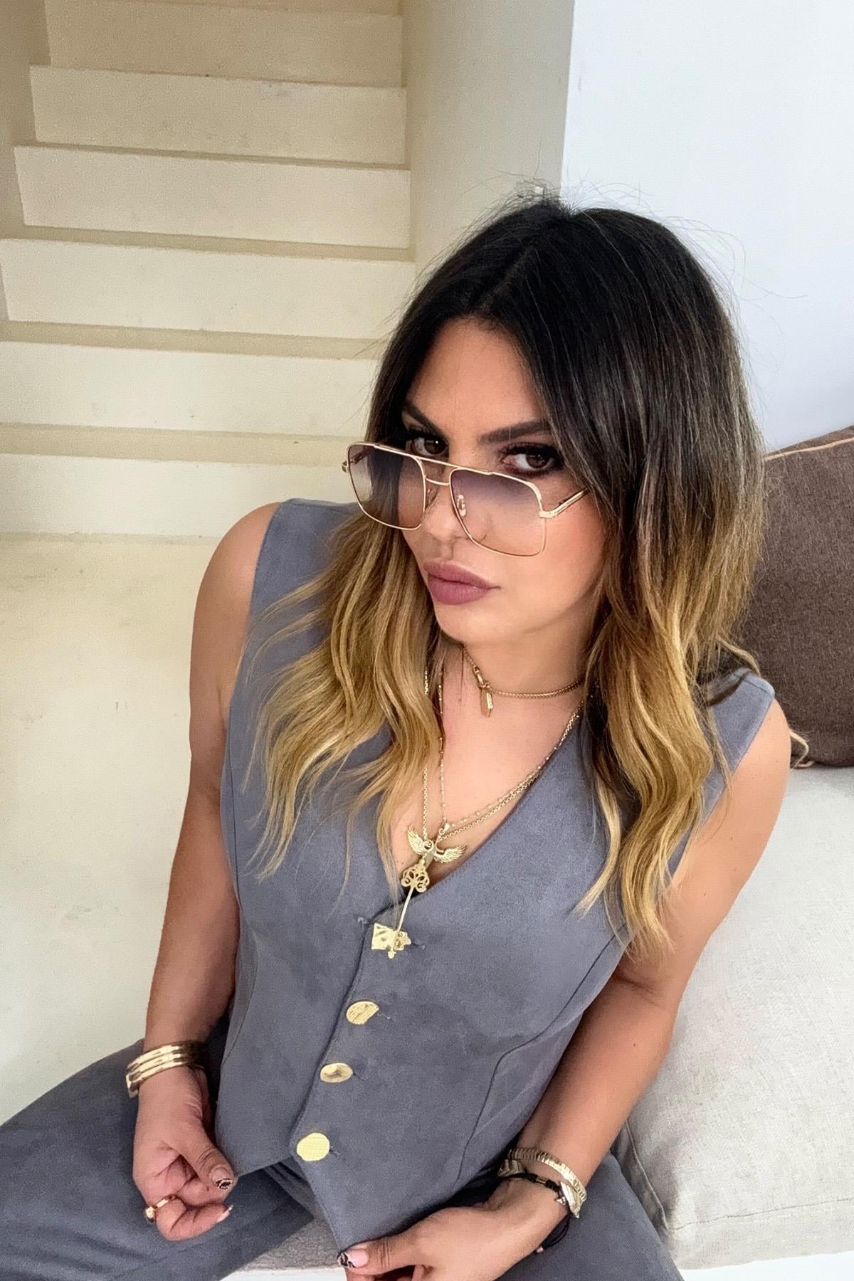 Güderi Aksesuarlı Düğmeli Yelekli Takım Gri