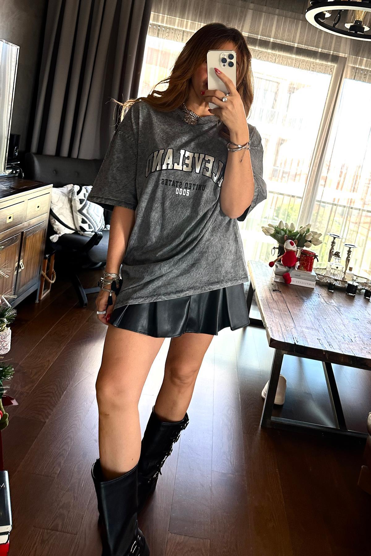 Gümüş Baskılı Oversize Cleveland Tshirt Füme