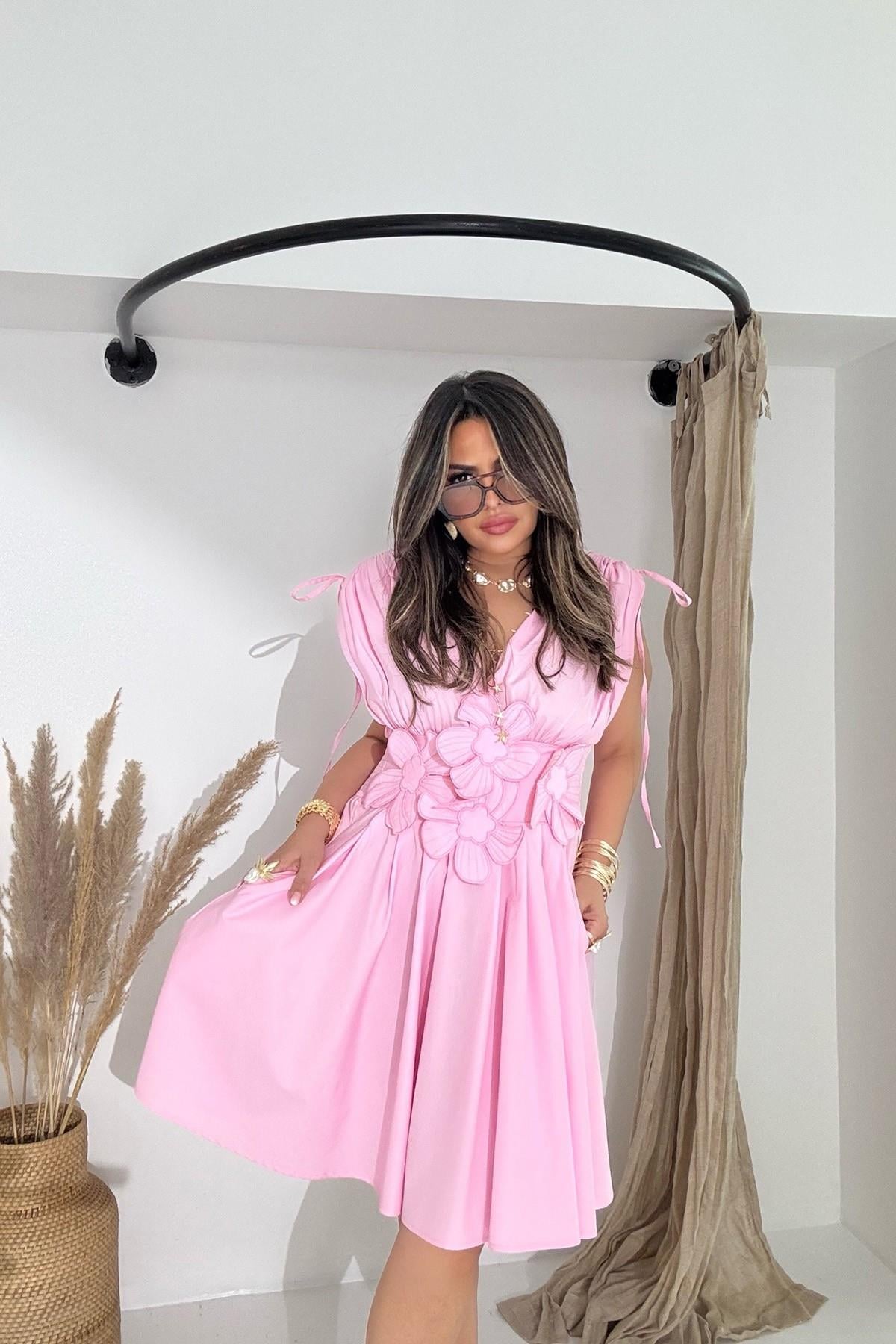İşlemeli Çiçek Aplikeli Kısa Elbise Pembe