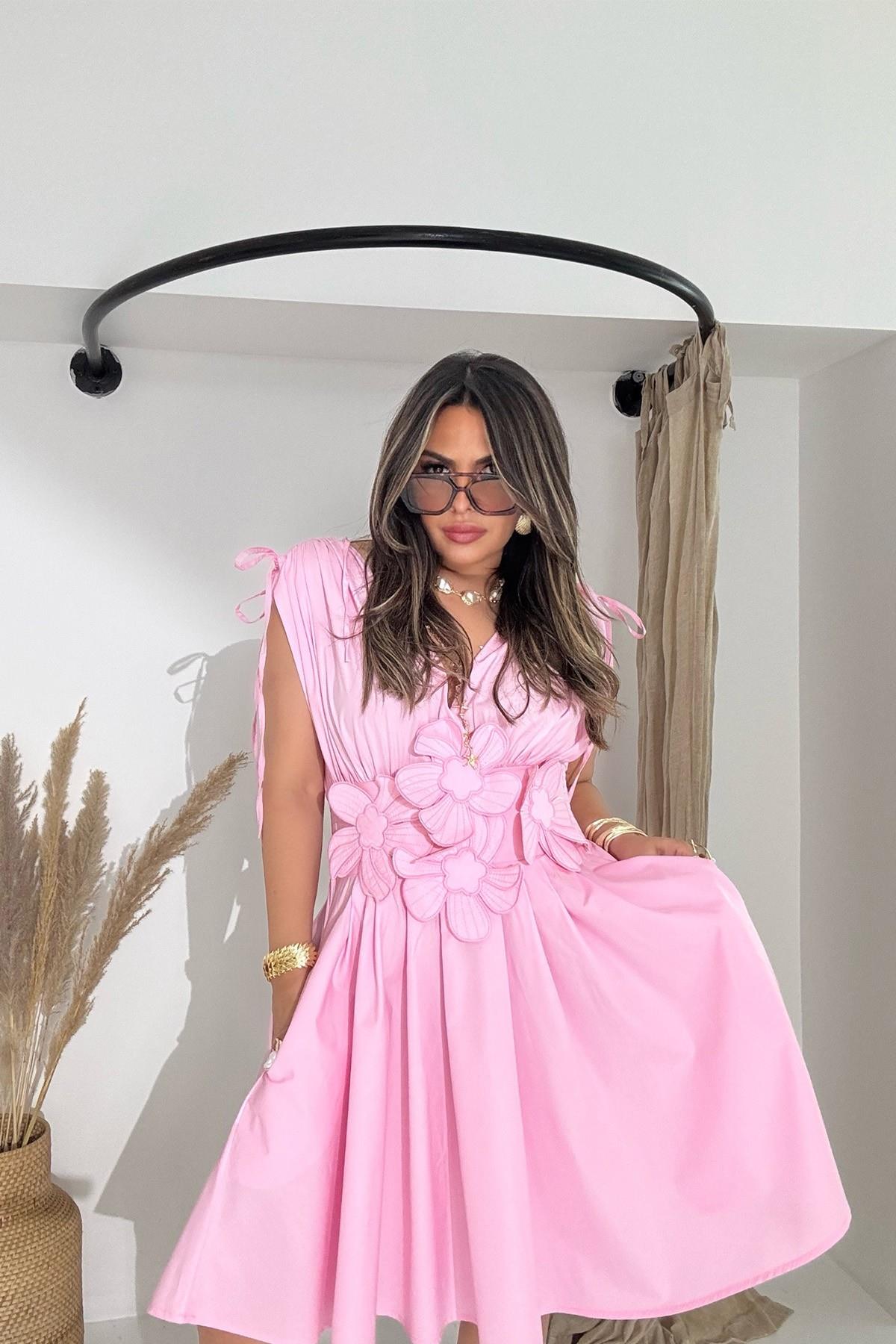 İşlemeli Çiçek Aplikeli Kısa Elbise Pembe