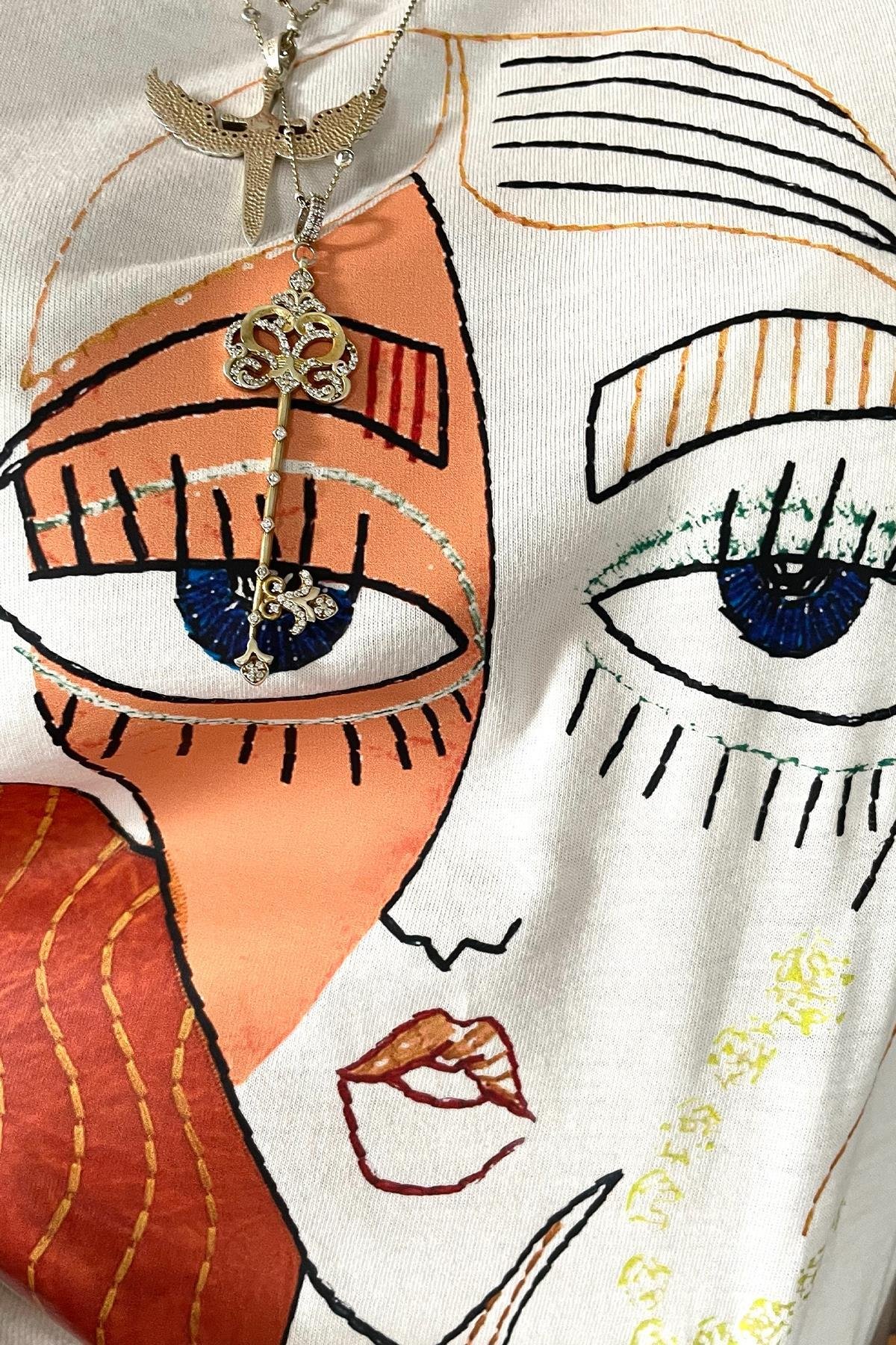 Kadın Yüzü Baskılı Tshirt Ekru