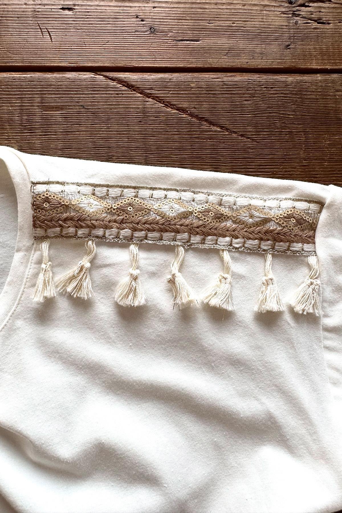 Omuz Nakış İşlemeli Püsküllü Tshirt Ekru