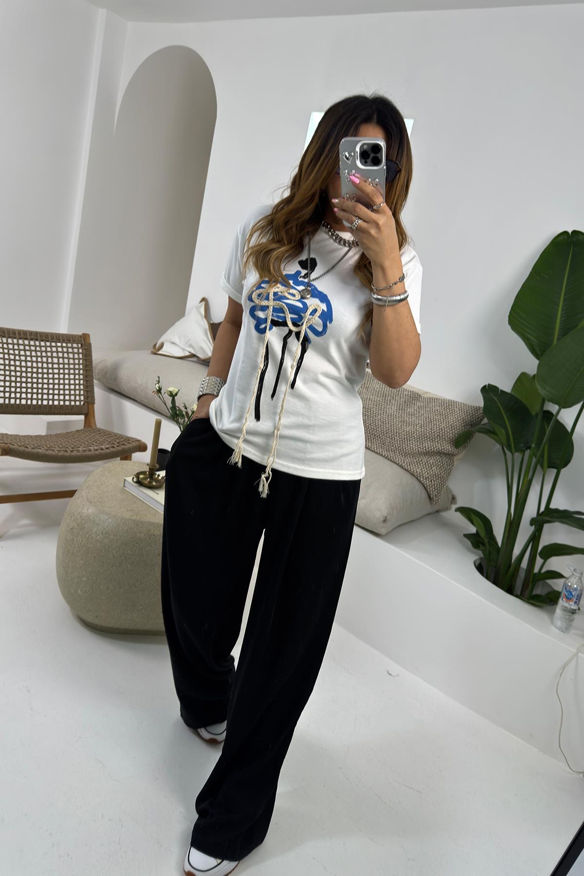 Örgü İp Aplikeli Mavi Baskı Tshirt Ekru