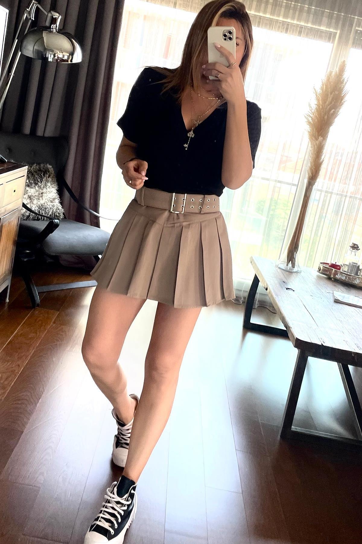 Pileli Kemerli Mini Şort Etek Vizon